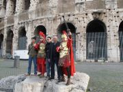 Chụp kỷ niệm với những người mặc bộ võ phục theo kiểu Chiến binh La Ma cổ xưa ở cạnh đấu trường Roma (29/11/2009)